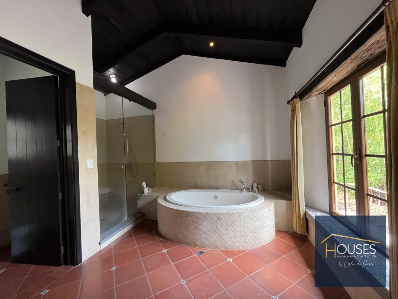 Baño — Casa en Renta Dentro de Residencial | Antigua Guatemala — Casa en Alquiler en El Monasterio, Antigua, Sacatepéquez — foto 9 de 16
