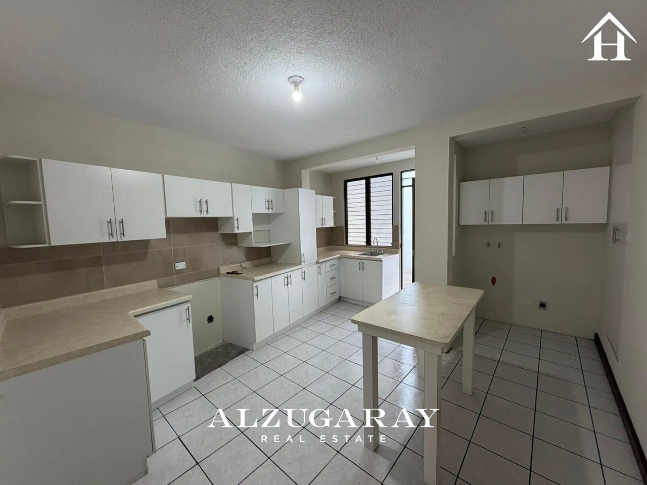 CASA AMPLIA, REMODELADA 3 HAB / AV. HINCAPIE ZONA 13 — Casa en Alquiler en Colonia Santa Fé, Zona 13, Guatemala, Ciudad — foto 4 de 10