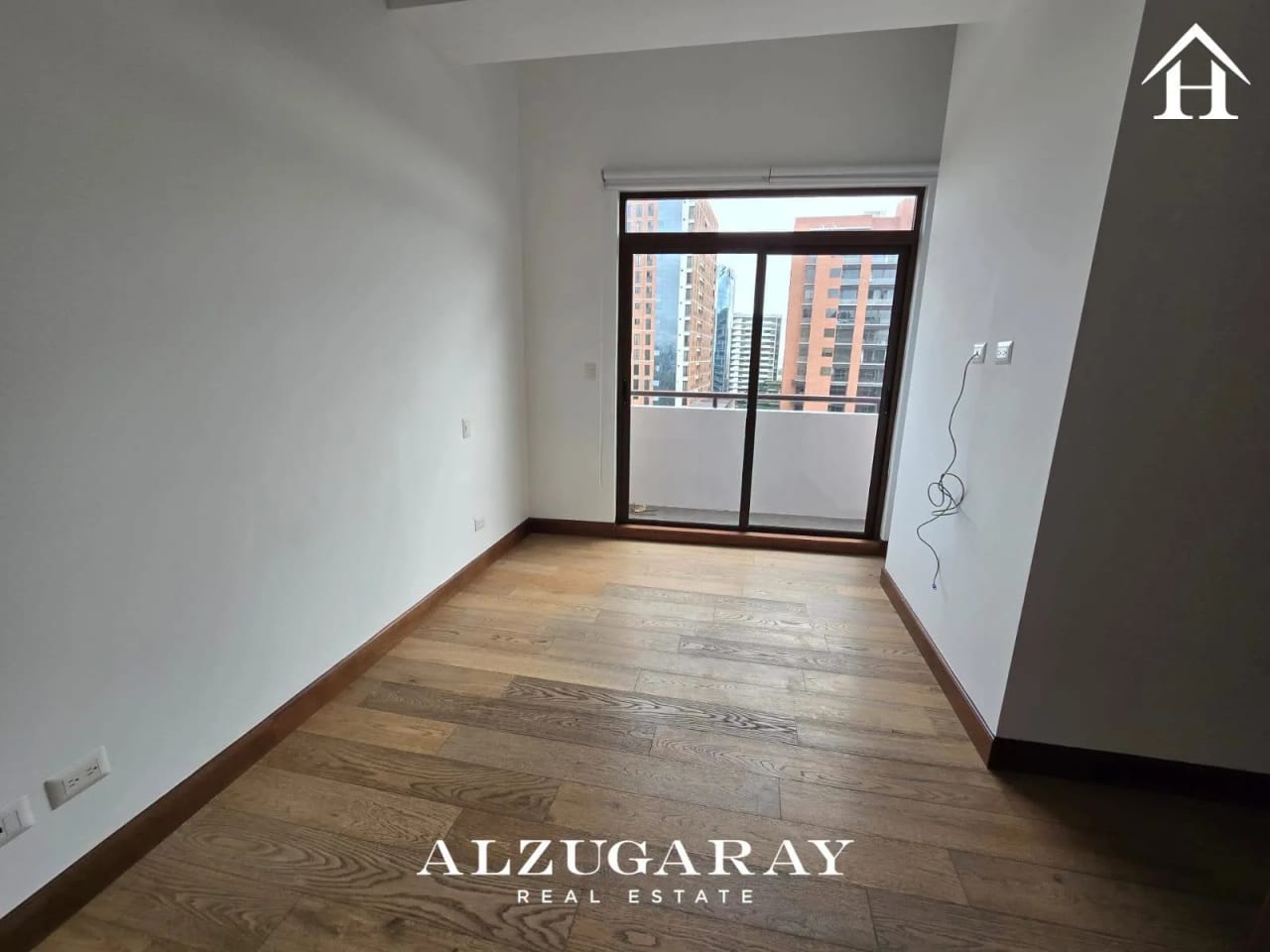 APTO. MODERNO CON BALCÓN 3 HAB./ EDIF. SALVATTORE Z.10 — Apartamento en Alquiler en Salvattore, Zona 10, Guatemala, Ciudad — foto 8 de 9
