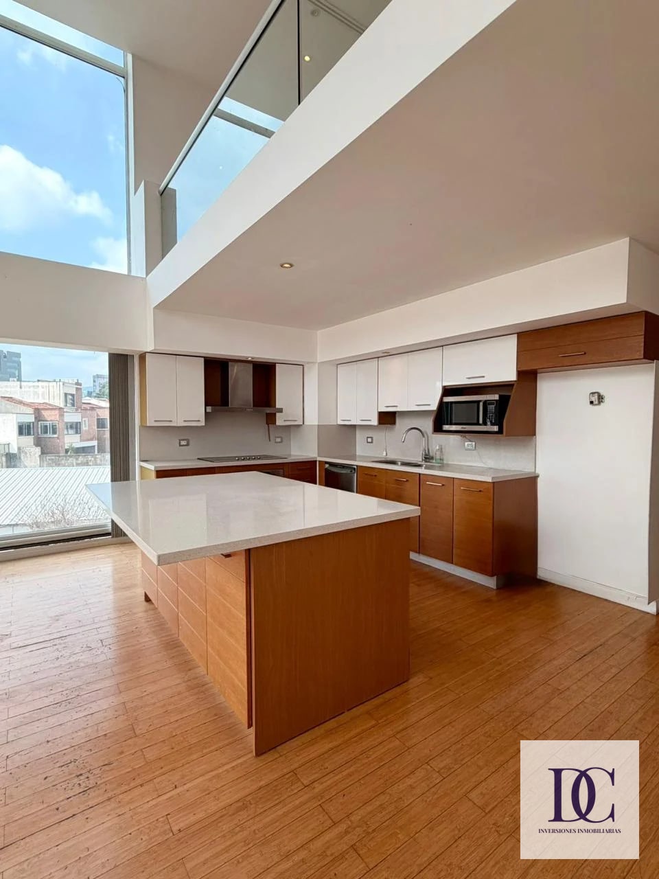 📍 APARTAMENTO EN RENTA – 2 HAB + DOBLE ALTURA | EDIFICIO ATRIUM | ZONA 10 — Apartamento en Alquiler en Atrium, Zona 10, Guatemala, Ciudad — foto 3 de 14