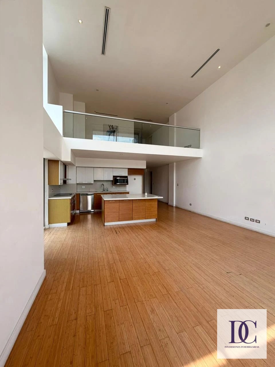 📍 APARTAMENTO EN RENTA – 2 HAB + DOBLE ALTURA | EDIFICIO ATRIUM | ZONA 10 — Apartamento en Alquiler en Atrium, Zona 10, Guatemala, Ciudad — foto 2 de 14