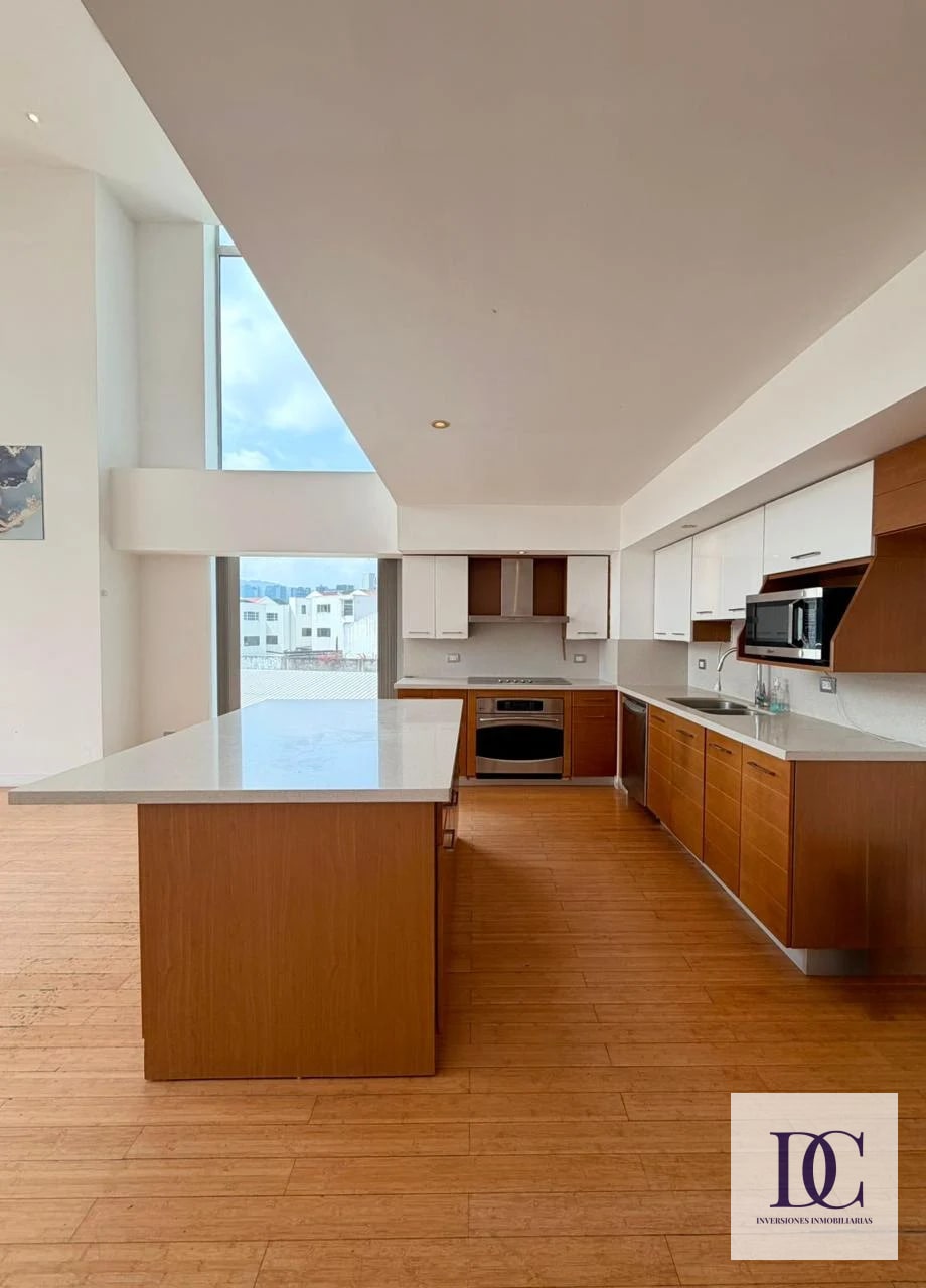 📍 APARTAMENTO EN RENTA – 2 HAB + DOBLE ALTURA | EDIFICIO ATRIUM | ZONA 10 — Apartamento en Alquiler en Atrium, Zona 10, Guatemala, Ciudad — foto 4 de 14