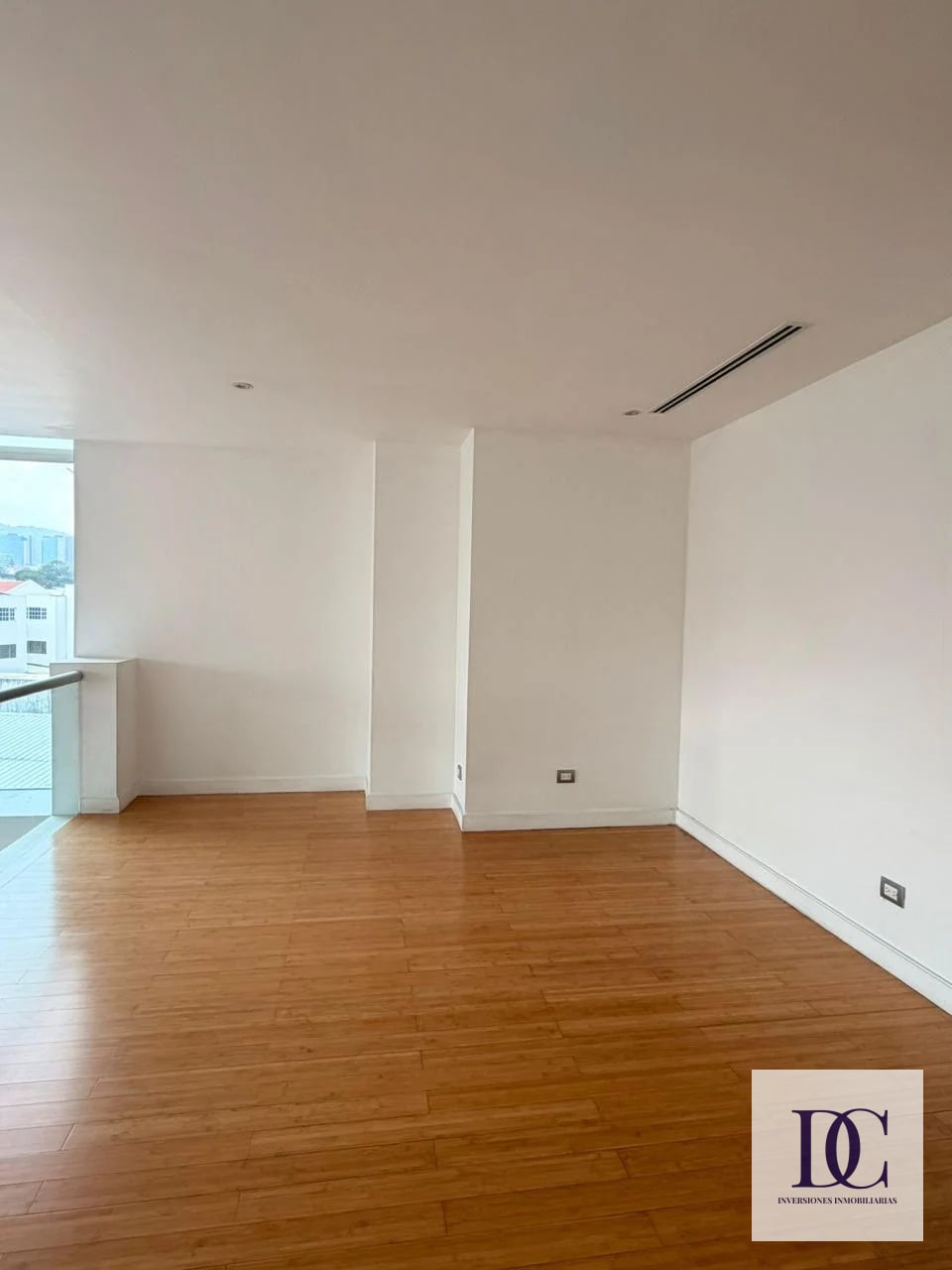 📍 APARTAMENTO EN RENTA – 2 HAB + DOBLE ALTURA | EDIFICIO ATRIUM | ZONA 10 — Apartamento en Alquiler en Atrium, Zona 10, Guatemala, Ciudad — foto 6 de 14