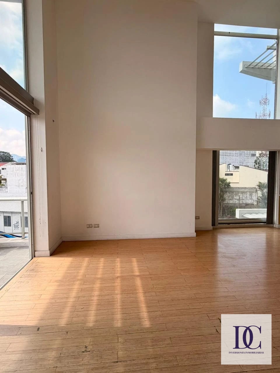 📍 APARTAMENTO EN RENTA – 2 HAB + DOBLE ALTURA | EDIFICIO ATRIUM | ZONA 10 — Apartamento en Alquiler en Atrium, Zona 10, Guatemala, Ciudad — foto 9 de 14