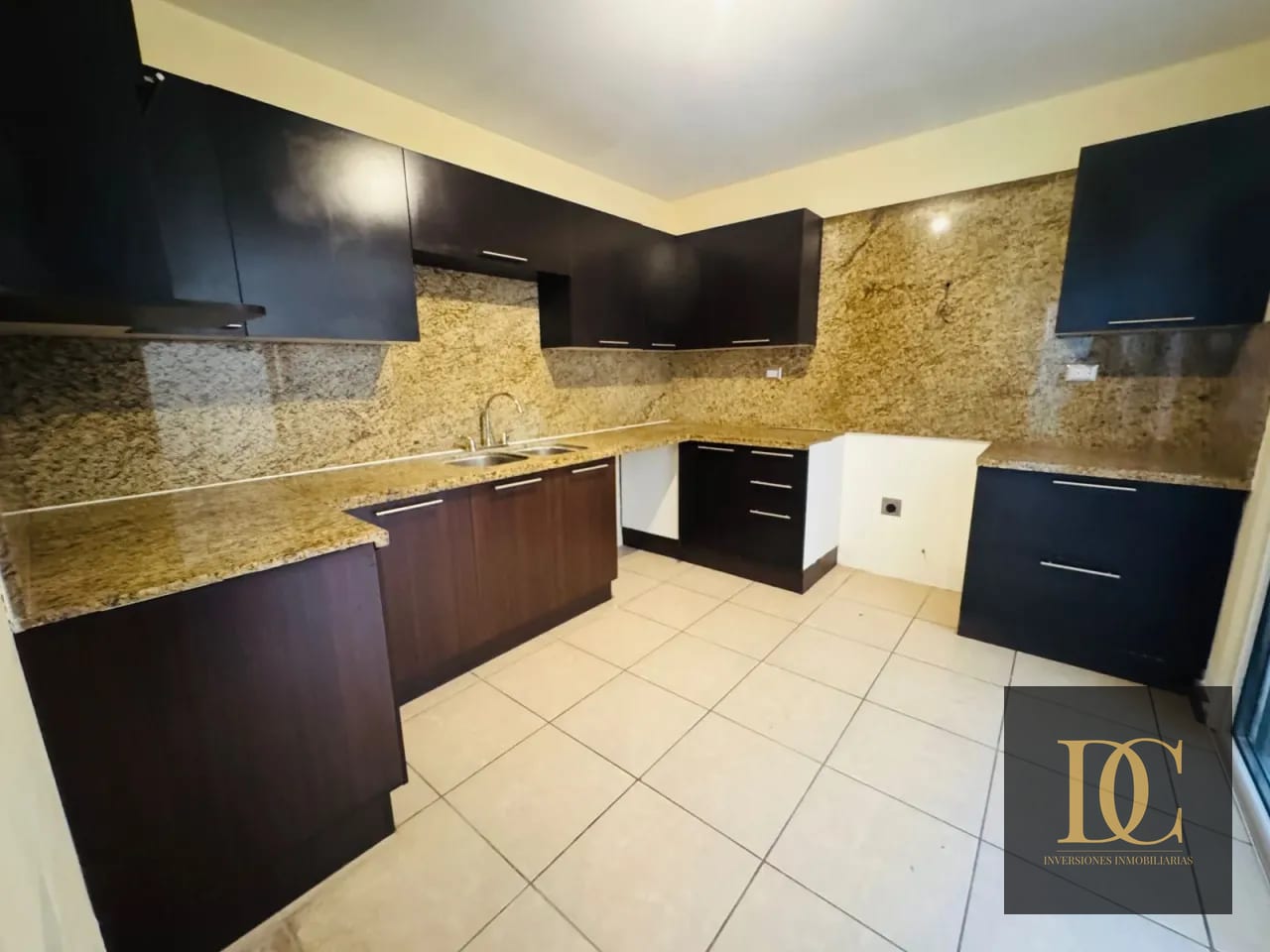 đ Casa en Venta â 3 Hab + JardĂn y Sala Familiar | Ensenada de San Isidro | Zona 16 â Casa en Venta en Ensenada de San Isidro, Zona 16, Guatemala, Ciudad â foto 2 de 10