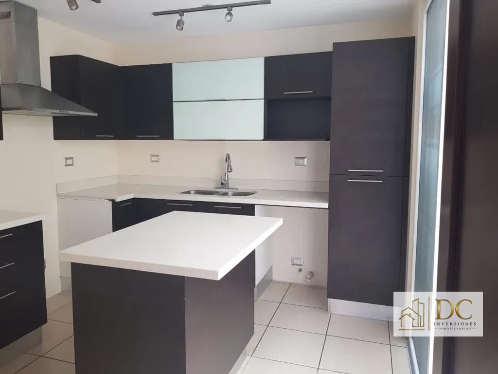 📍 CASA EN RENTA – 3 HAB + JARDÍN Y SALA FAMILIAR | ENSENADA DE SAN ISIDRO | ZONA 16 — Casa en Alquiler en Ensenada de San Isidro, Zona 16, Guatemala, Ciudad — foto 3 de 14