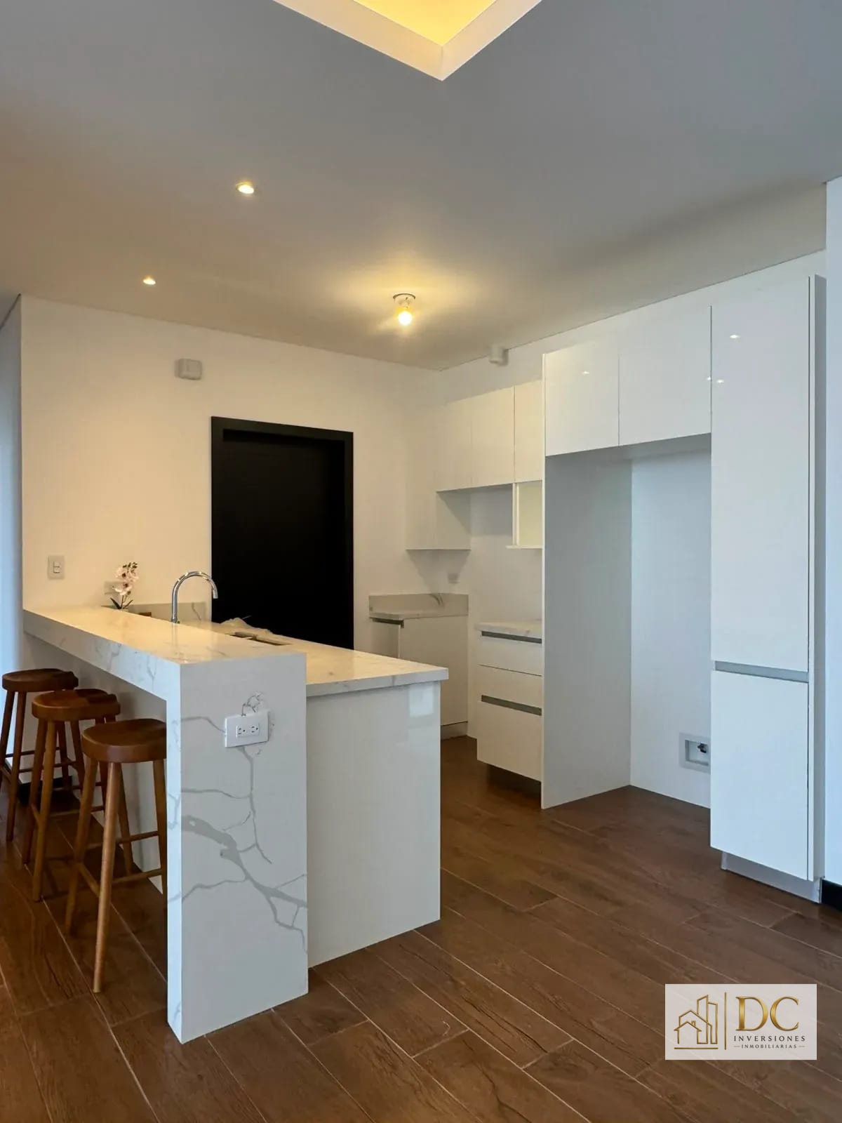 đ APARTAMENTO EN RENTA â 2 HAB + BALCĂN | LIRIOS CAYALĂ | ZONA 16 â Apartamento en Alquiler en Lirios de CayalĂĄ I, Zona 16, Guatemala, Ciudad â foto 2 de 11