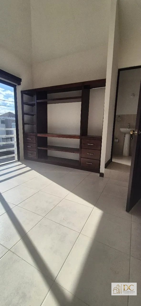 đ CASA EN VENTA â 3 HAB + JARDĂN | CONDADO SANTA FE, SECTOR ALTANA | KM. 30 CAES â Casa en Venta en Carretera a El Salvador, Guatemala, Ciudad â foto 6 de 13