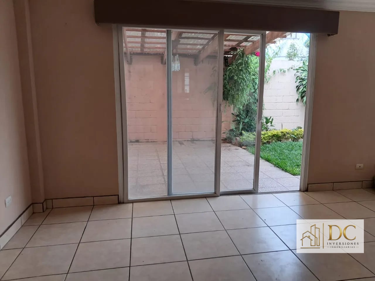 📍 Casa en Venta – 4 Hab +jardín | Prados de San Cristóbal | Z.8 Mixco — Casa en Venta en Prados de San Cristóbal, Zona 8 Mixco, Guatemala, Ciudad — foto 2 de 14