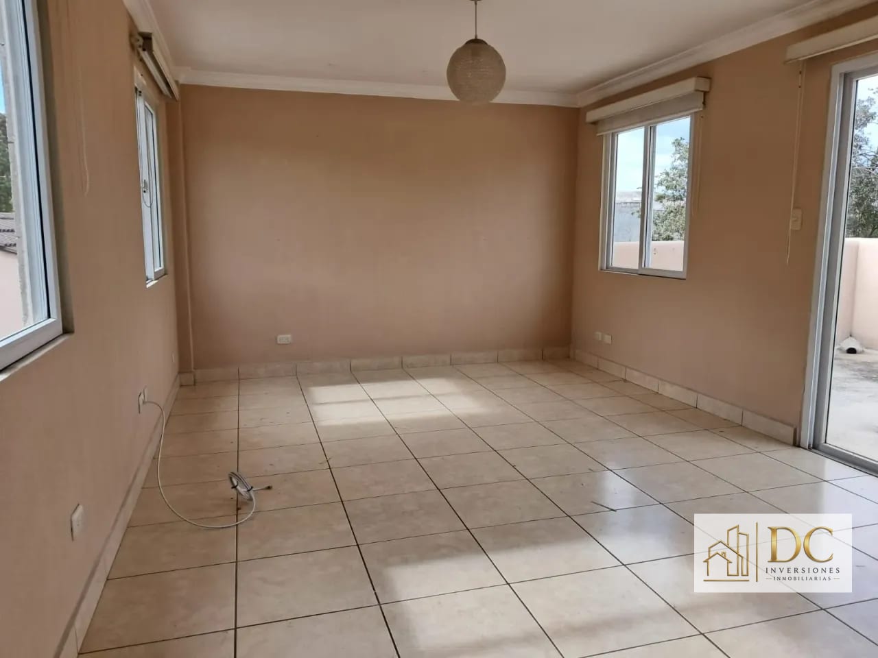 📍 Casa en Venta – 4 Hab +jardín | Prados de San Cristóbal | Z.8 Mixco — Casa en Venta en Prados de San Cristóbal, Zona 8 Mixco, Guatemala, Ciudad — foto 7 de 14