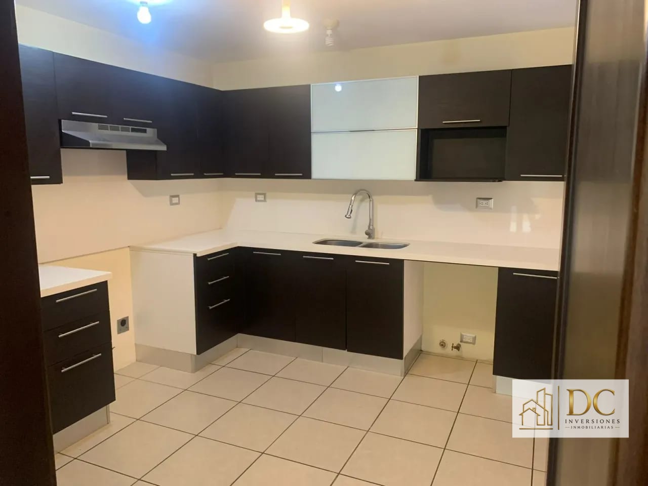 📍 Casa en Venta – 3 Hab + Jardín | Ensenada de San Isidro | Zona 16 — Casa en Venta en Alamedas de San Isidro, Zona 16, Guatemala, Ciudad — foto 2 de 13