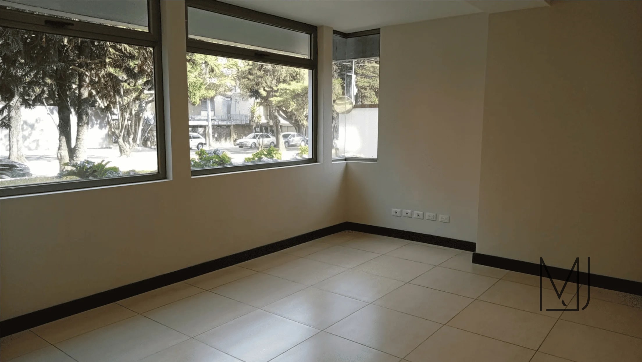 Oficina en Alquiler | Edificio Cobella | Zona 14 | Primer nivel · Jardín — Oficina en Alquiler en Cobella, Zona 14, Guatemala, Ciudad — foto 6 de 10