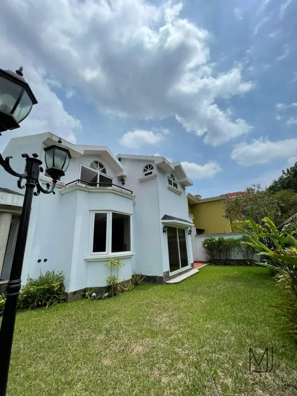 Casa en Alquiler | Residencial Fuentes I | Zona 16 | 4 habitaciones · Jardín con pérgola — Casa en Alquiler en Zona 16, Guatemala, Ciudad — foto 2 de 17