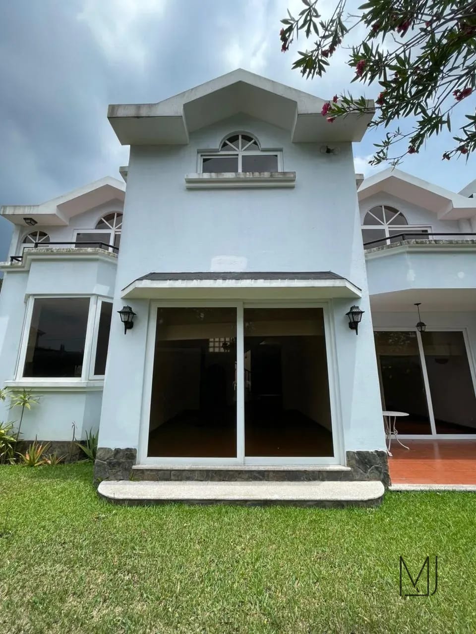 Casa en Alquiler | Residencial Fuentes I | Zona 16 | 4 habitaciones · Jardín con pérgola — Casa en Alquiler en Zona 16, Guatemala, Ciudad — foto 3 de 17