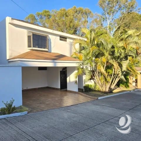 Casa en Venta en Condominio sobre Bulevar San Cristobal — Casa en Venta en Zona 8 Mixco, Guatemala, Ciudad — foto 1 de 15