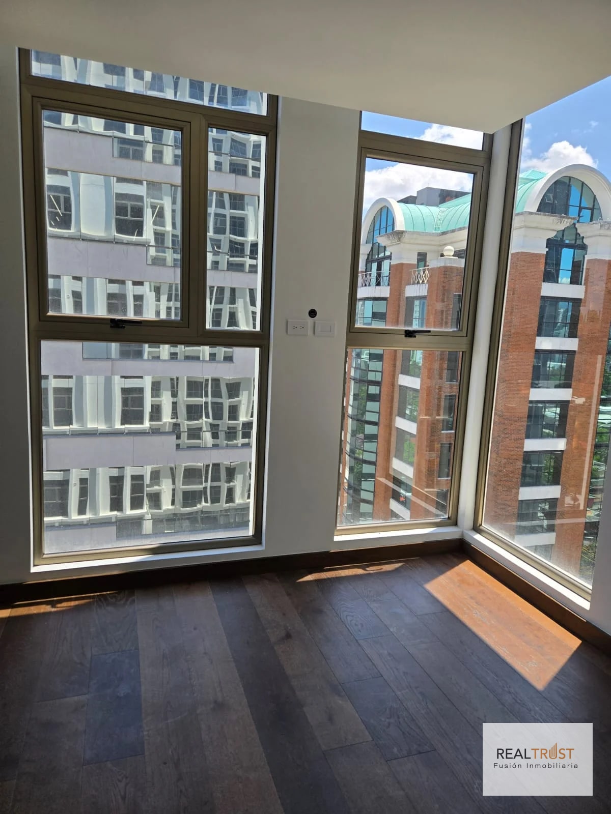 Apartamento nuevo en renta Edificio Atarah corazón de zona 10 - 12