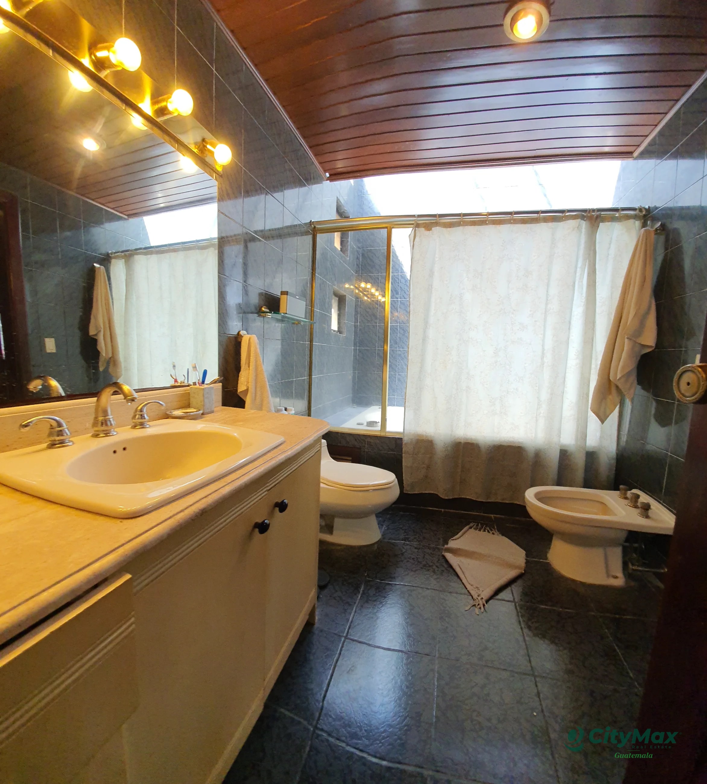 Amplia Casa en Venta El Prado Zona 10 Guatemala - 6