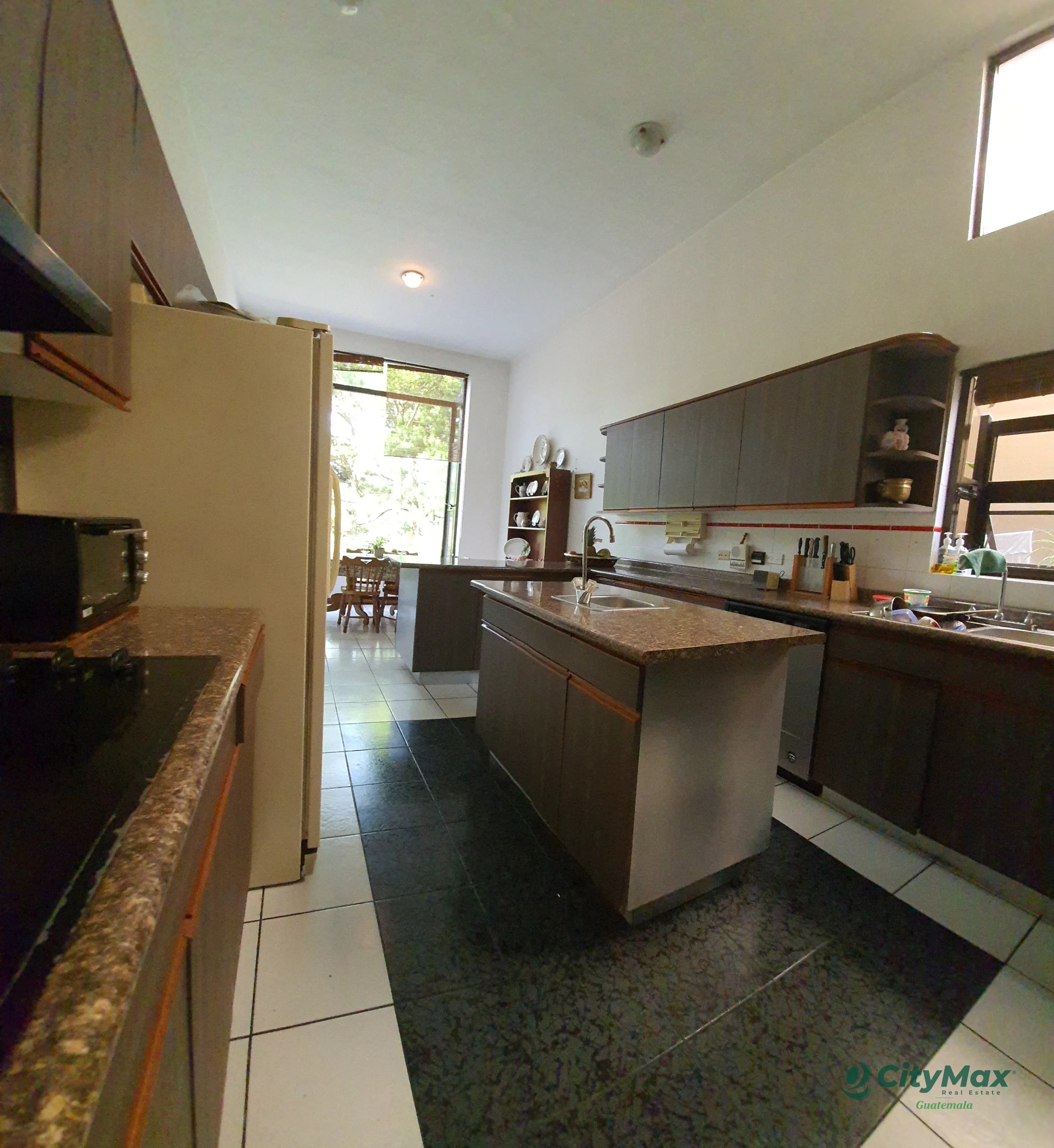Amplia Casa en Venta El Prado Zona 10 Guatemala - 2
