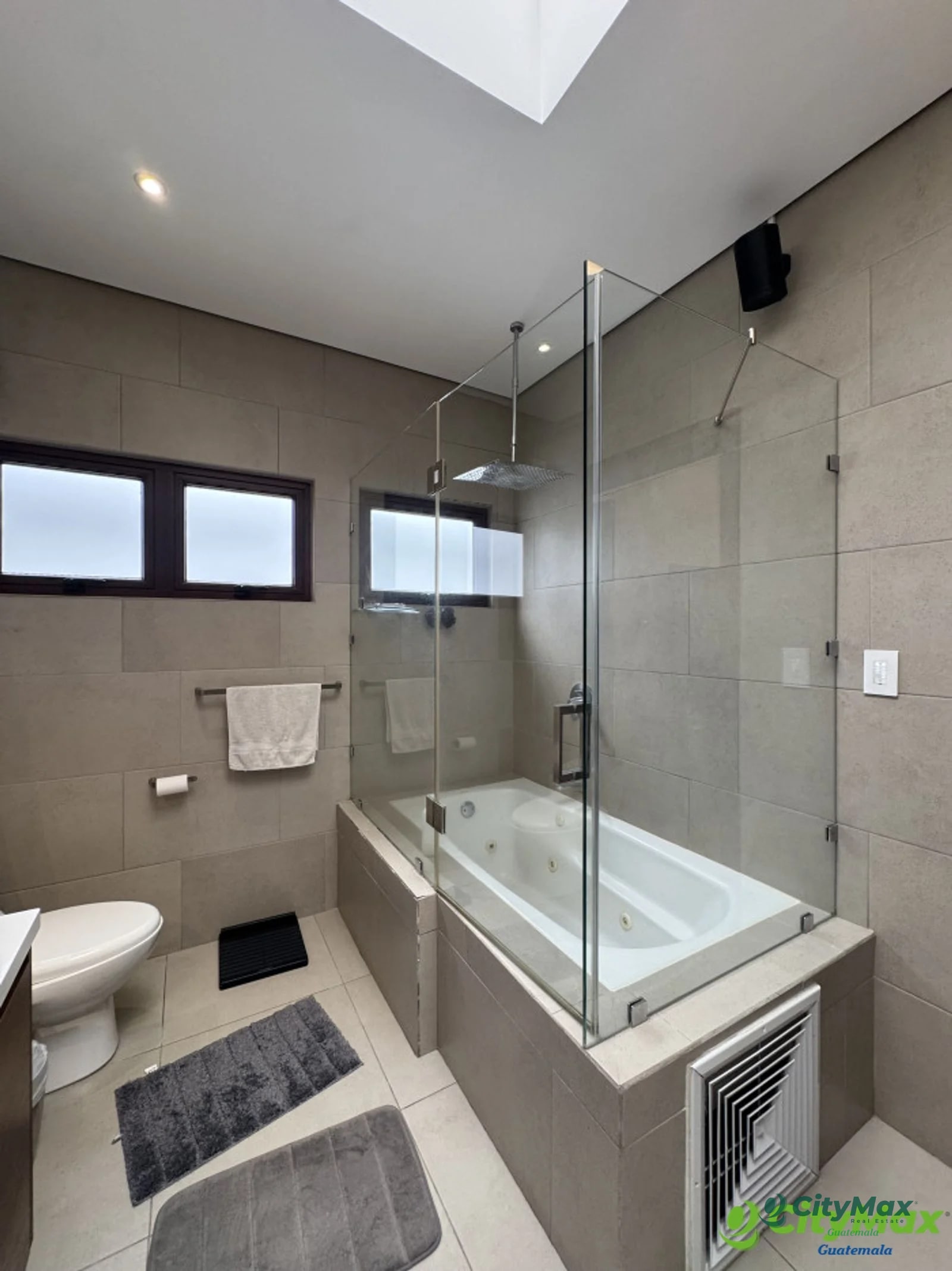 Casa de venta en Lomas de San Isidro Zona 16 - 11