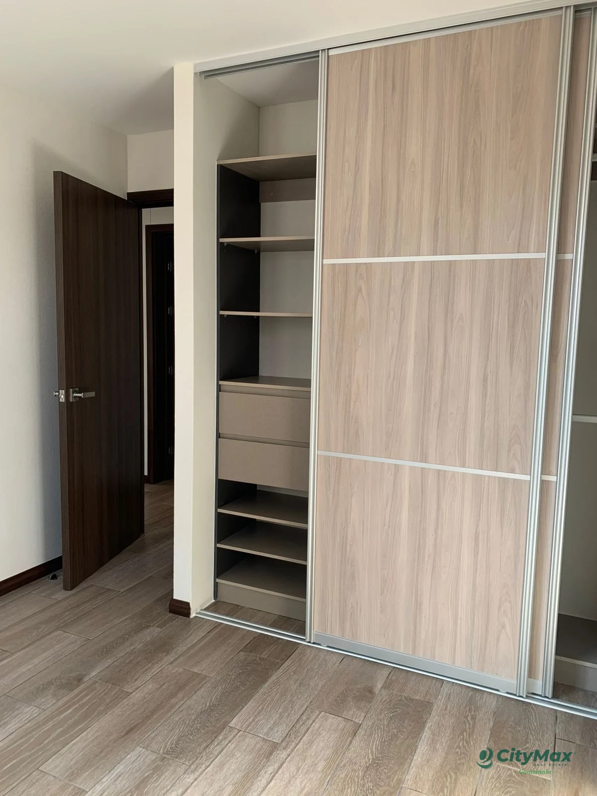 En venta apartamento San Isidro 20-21 Zona 16 — Apartamento en Venta en San Isidro 20/21, Zona 16, Guatemala, Ciudad — foto 5 de 9