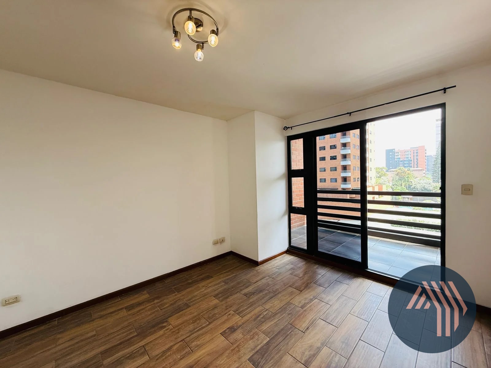 ALQUILER DE CÉNTRICO Y LINDO APARTAMENTO - TORRE DEL VALLE, ZONA 10 - 13