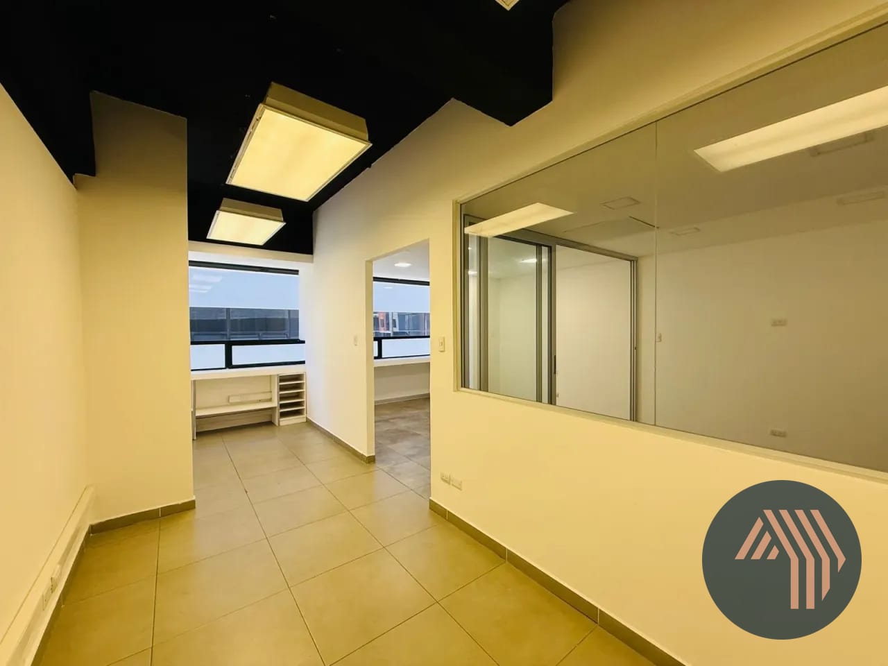ALQUILER DE CENTRICA OFICINA 67.80MT2 - CENTRO EMPRESARIAL, ZONA 10 - Image 4