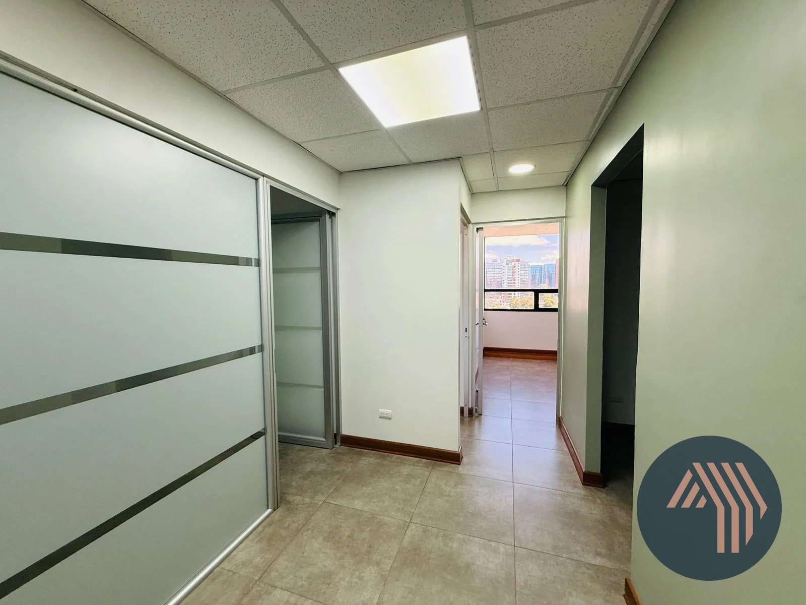 ALQUILER DE OFICINA TABICADA 89.48MT2 - CENTRO EMPRESARIAL, ZONA 10 — Oficina en Alquiler en Centro Empresarial, Zona 10, Guatemala, Ciudad — foto 1 de 9