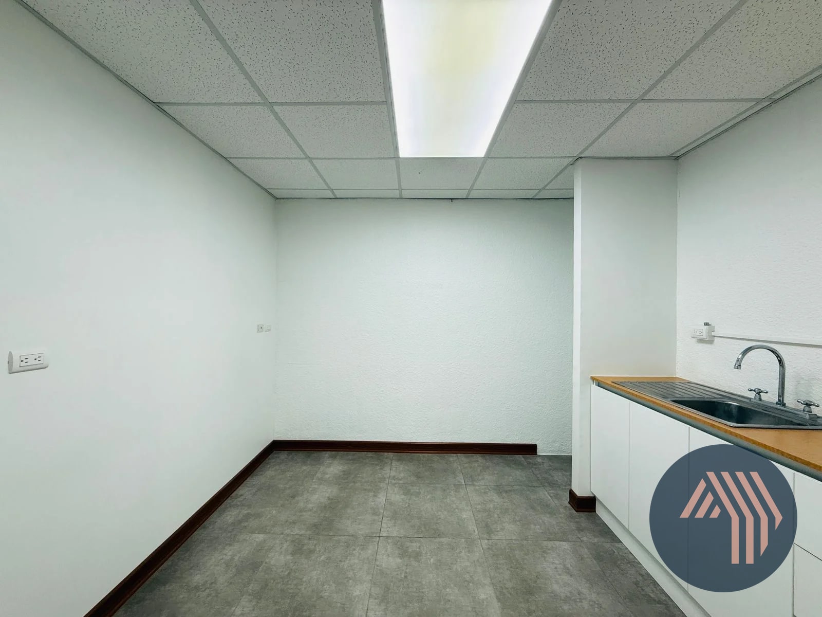 ALQUILER DE OFICINA TABICADA 89.48MT2 - CENTRO EMPRESARIAL, ZONA 10 — Oficina en Alquiler en Centro Empresarial, Zona 10, Guatemala, Ciudad — foto 7 de 9