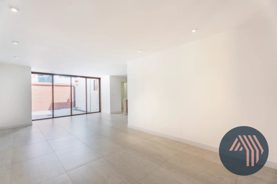 VENTA DE LINDA CASA REMODELADA - CIPRESES, ZONA 10 — Casa en Venta en Zona 10, Guatemala, Ciudad — foto 2 de 17