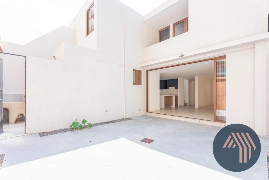 VENTA DE LINDA CASA REMODELADA - CIPRESES, ZONA 10 — Casa en Venta en Zona 10, Guatemala, Ciudad — foto 1 de 17