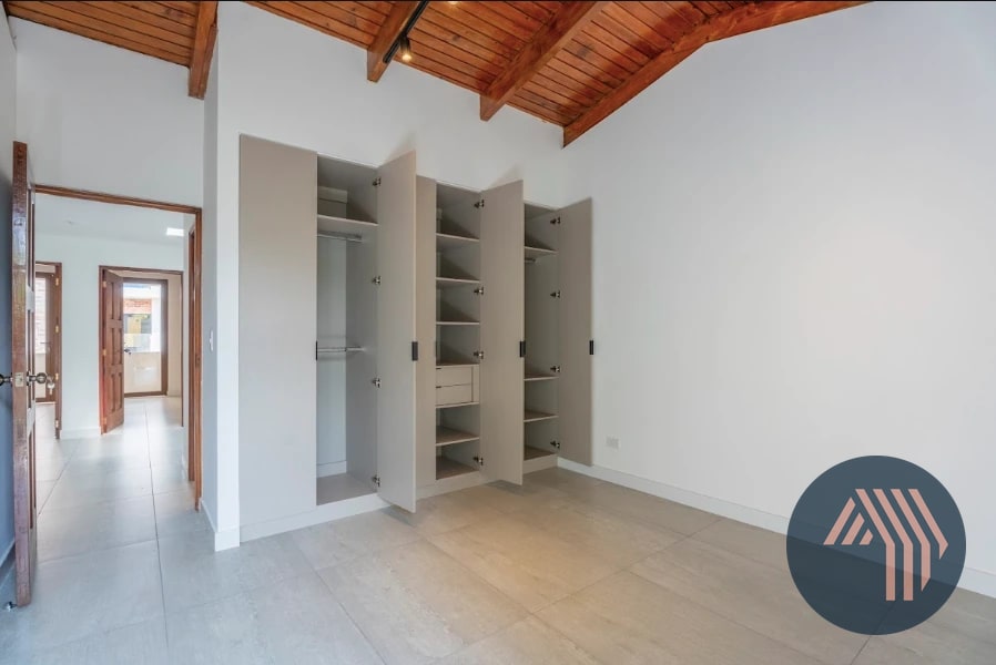 VENTA DE LINDA CASA REMODELADA - CIPRESES, ZONA 10 — Casa en Venta en Zona 10, Guatemala, Ciudad — foto 7 de 17