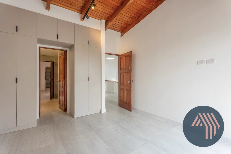 VENTA DE LINDA CASA REMODELADA - CIPRESES, ZONA 10 — Casa en Venta en Zona 10, Guatemala, Ciudad — foto 11 de 17