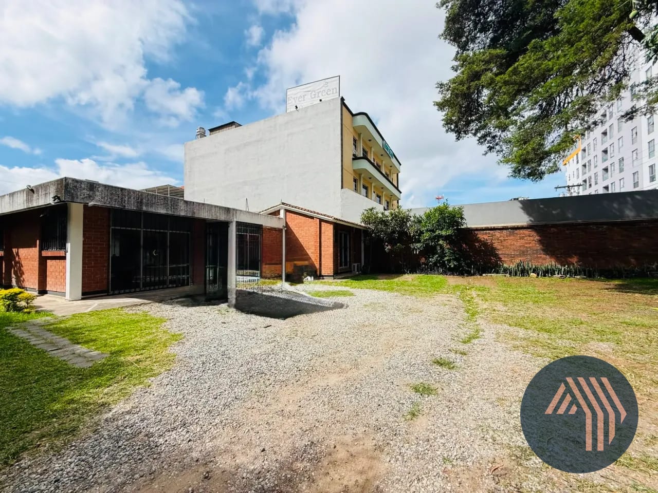 ALQUILER DE AMPLIA CASA IDEAL PARA COMERCIO U OFICINAS - ZONA 10 — Casa en Alquiler en Zona 10, Guatemala, Ciudad — foto 2 de 17