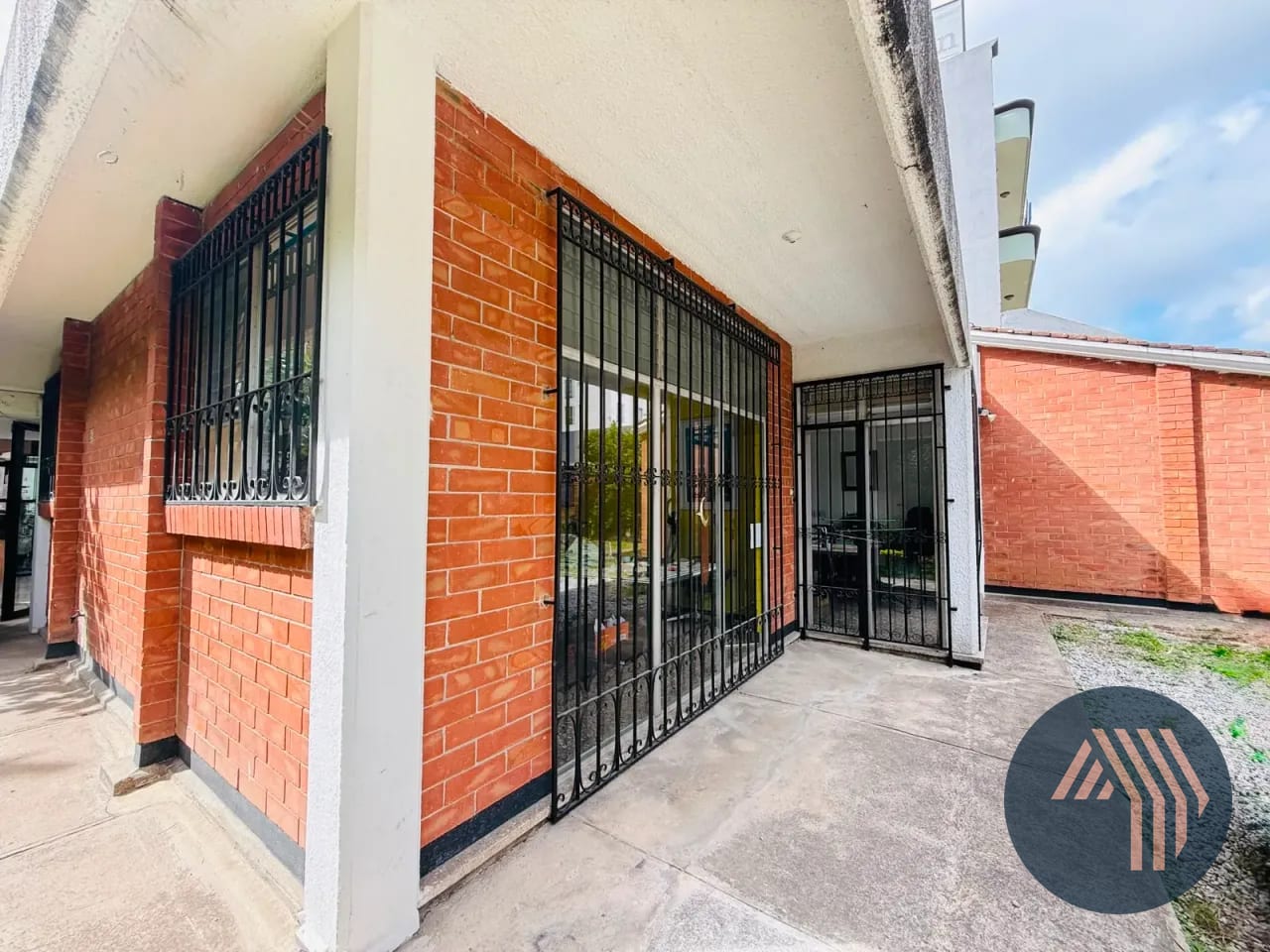 ALQUILER DE AMPLIA CASA IDEAL PARA COMERCIO U OFICINAS - ZONA 10 — Casa en Alquiler en Zona 10, Guatemala, Ciudad — foto 4 de 17