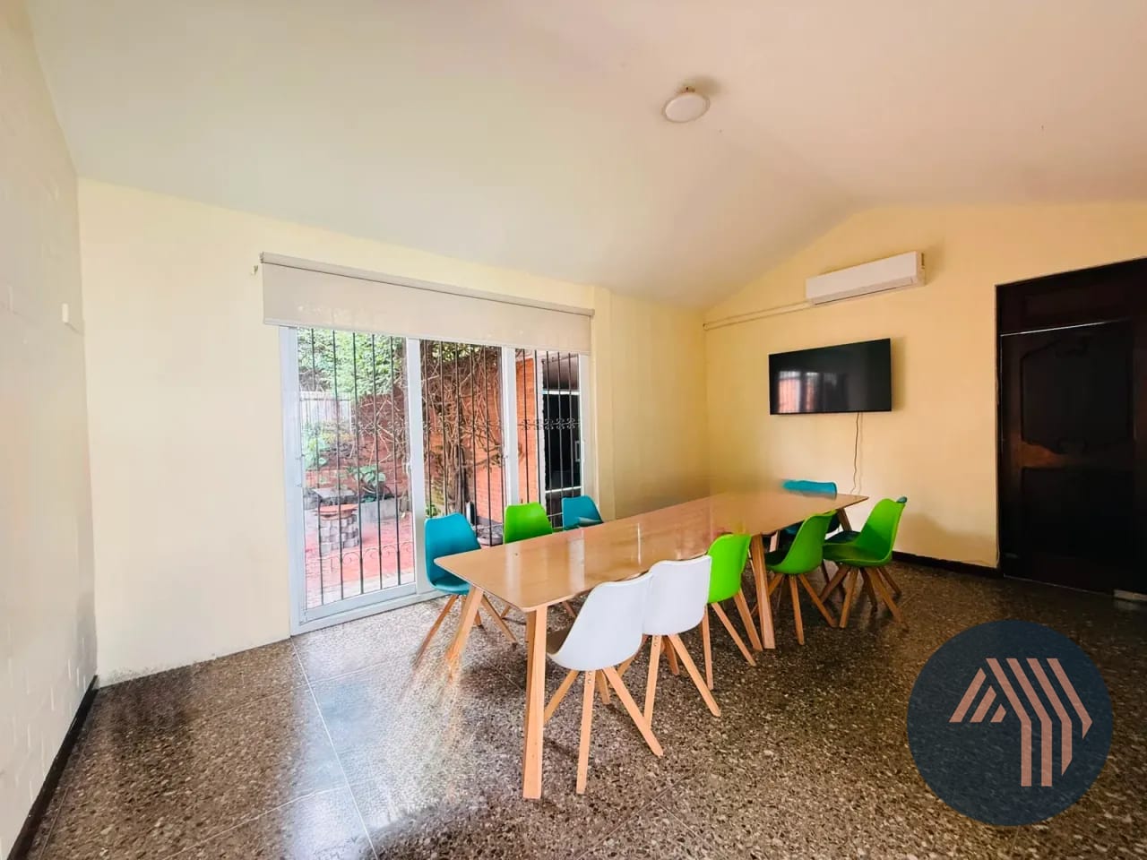 ALQUILER DE AMPLIA CASA IDEAL PARA COMERCIO U OFICINAS - ZONA 10 — Casa en Alquiler en Zona 10, Guatemala, Ciudad — foto 16 de 17
