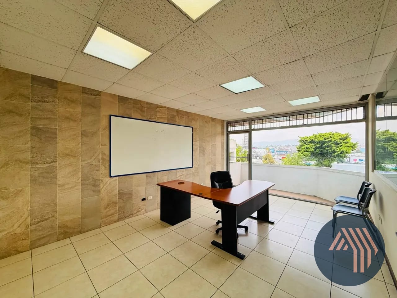 ALQUILER DE CÉNTRICA OFICINA AMUEBLADA 174MT2 - REFORMADOR, ZONA 9 — Oficina en Alquiler en El Reformador, Zona 9, Guatemala, Ciudad — foto 9 de 11
