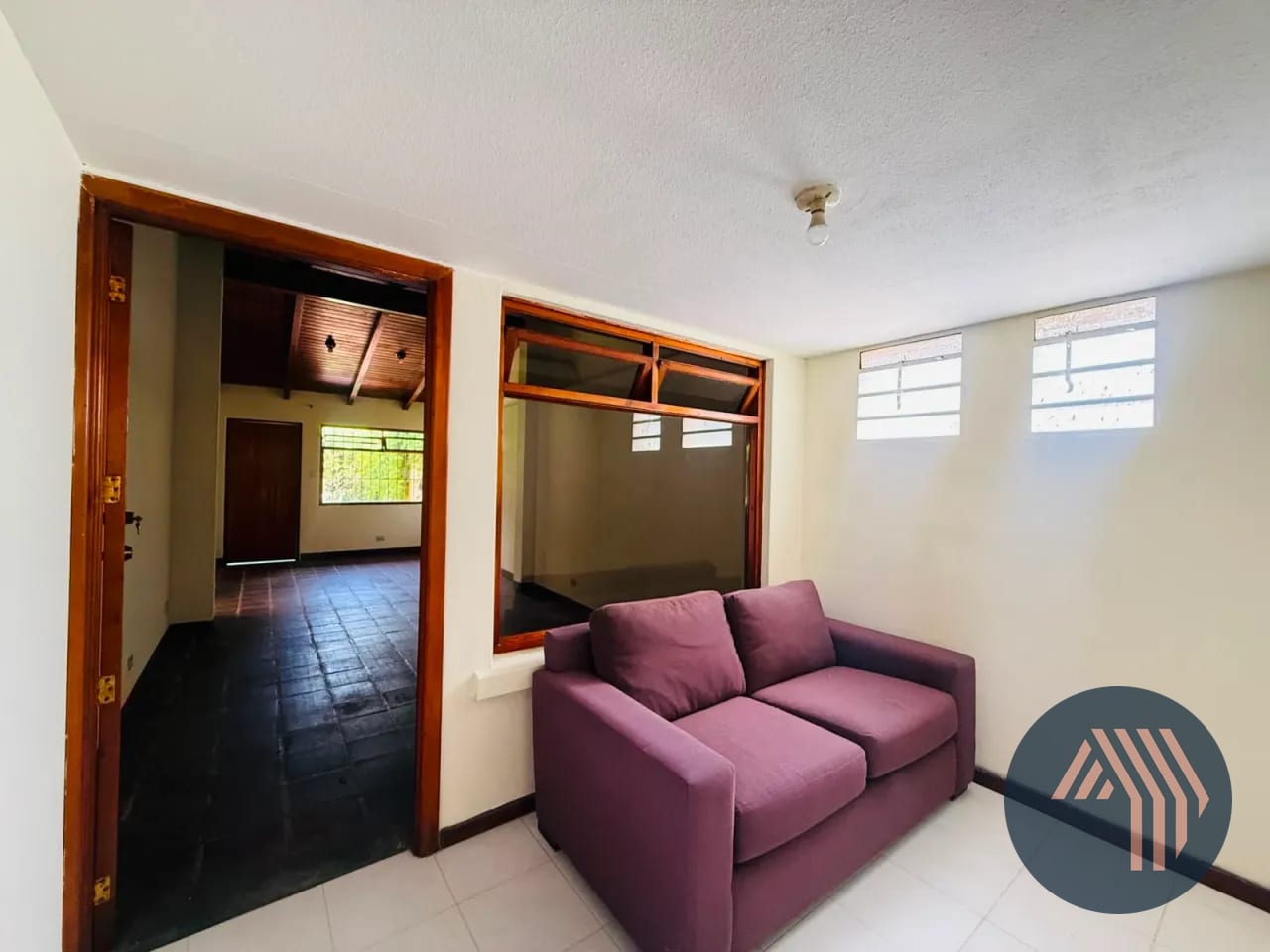 Alquiler de Amplia Casa para Vivienda u Oficina - Zona 04 — Casa en Alquiler en Zona 4, Guatemala, Ciudad — foto 4 de 16