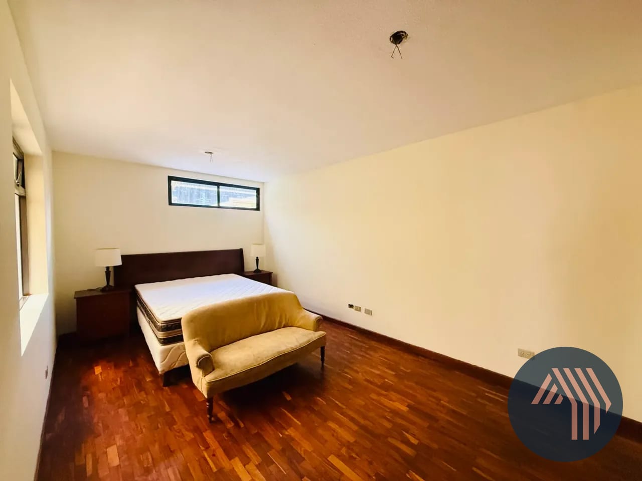 Alquiler de Amplia Casa para Vivienda u Oficina - Zona 04 — Casa en Alquiler en Zona 4, Guatemala, Ciudad — foto 8 de 16