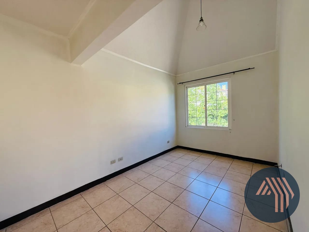 Venta de Amplia Casa - Cond. Entreverdes, Fraijanes — Casa en Venta en Entreverdes, Carretera a El Salvador, Guatemala, Ciudad — foto 2 de 15