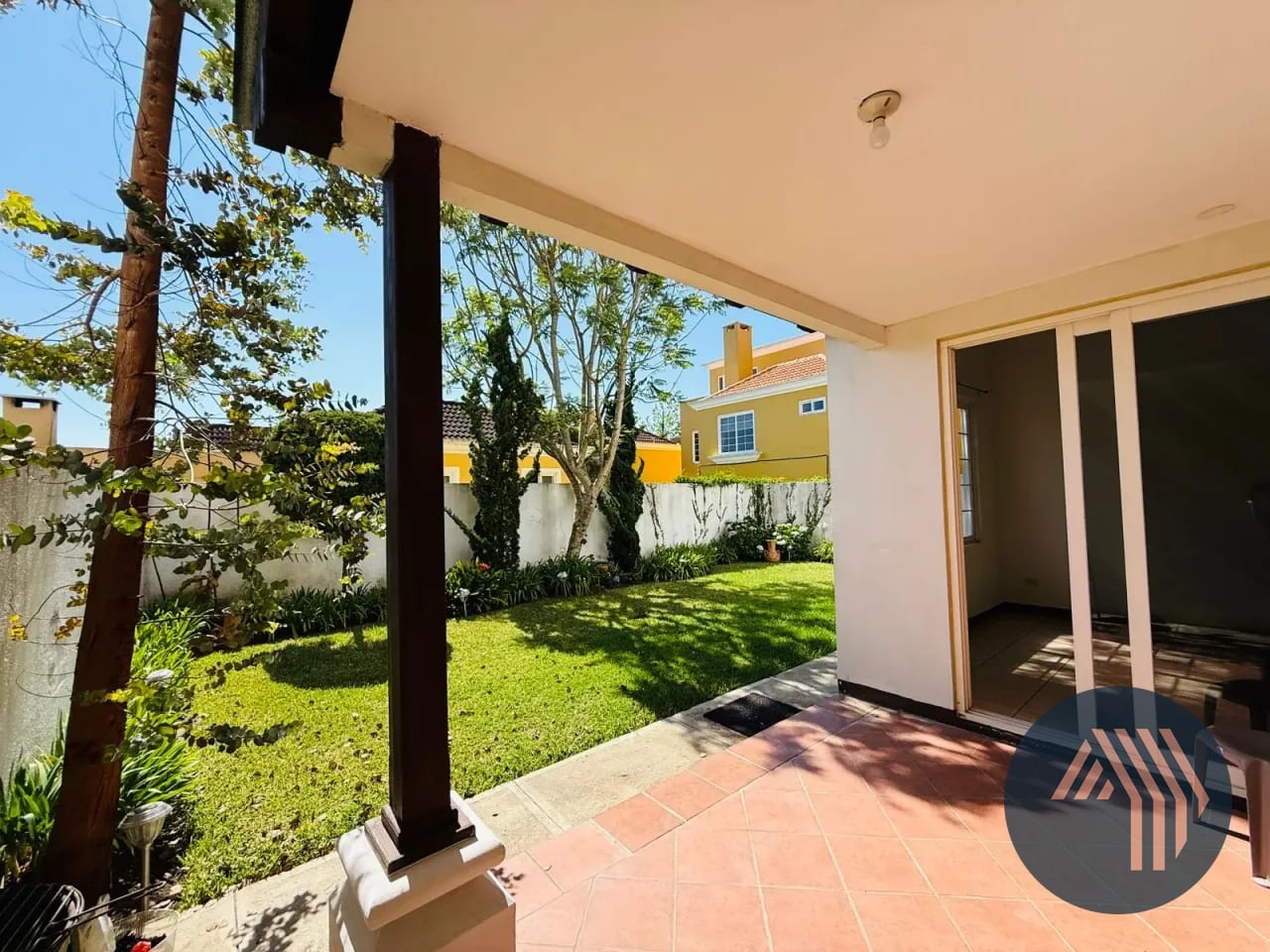 Venta de Amplia Casa - Cond. Entreverdes, Fraijanes — Casa en Venta en Entreverdes, Carretera a El Salvador, Guatemala, Ciudad — foto 4 de 15
