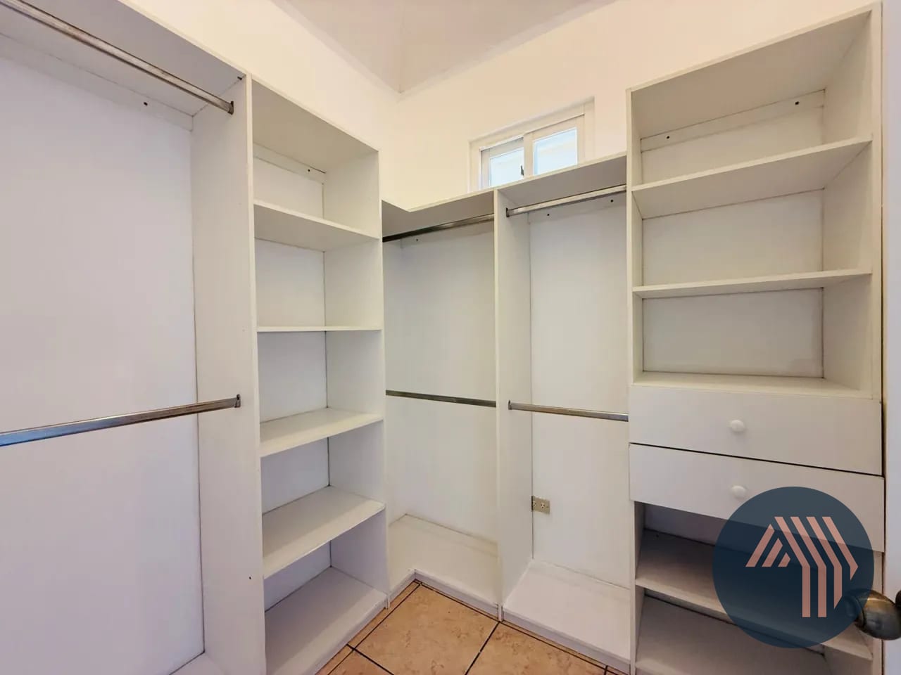 Venta de Amplia Casa - Cond. Entreverdes, Fraijanes — Casa en Venta en Entreverdes, Carretera a El Salvador, Guatemala, Ciudad — foto 7 de 15
