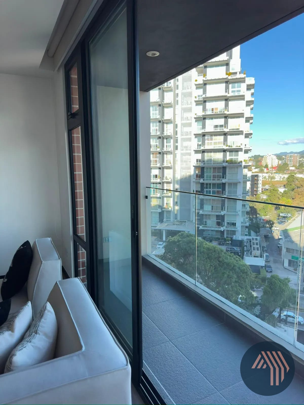 Alquiler de Moderno Apartamento Amueblado - IQ10, Zona 10 — Apartamento en Alquiler en IQ10, Zona 10, Guatemala, Ciudad — foto 3 de 10