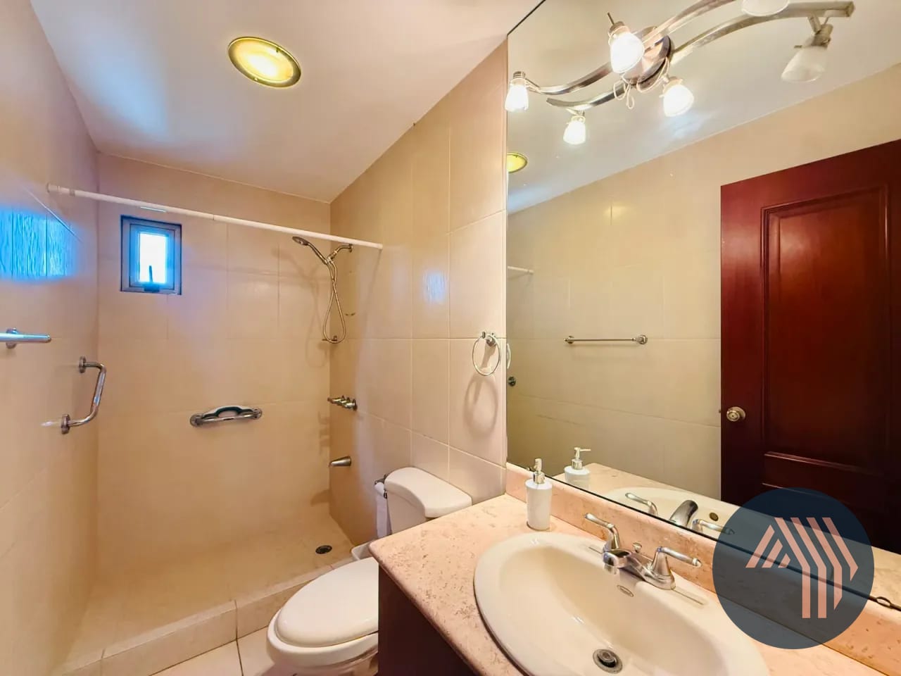 Alquiler de Céntrico Apartamento - Jardines del Acueducto, Zona 10 — Apartamento en Alquiler en Jardines del Acueducto, Zona 10, Guatemala, Ciudad — foto 15 de 16