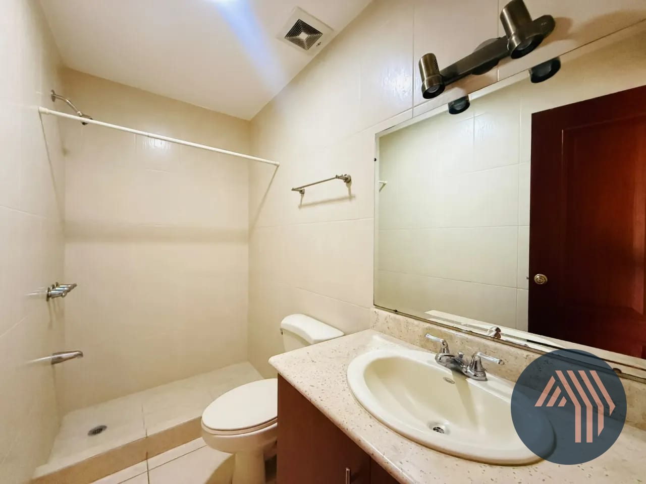 Alquiler de Céntrico Apartamento - Jardines del Acueducto, Zona 10 — Apartamento en Alquiler en Jardines del Acueducto, Zona 10, Guatemala, Ciudad — foto 8 de 12