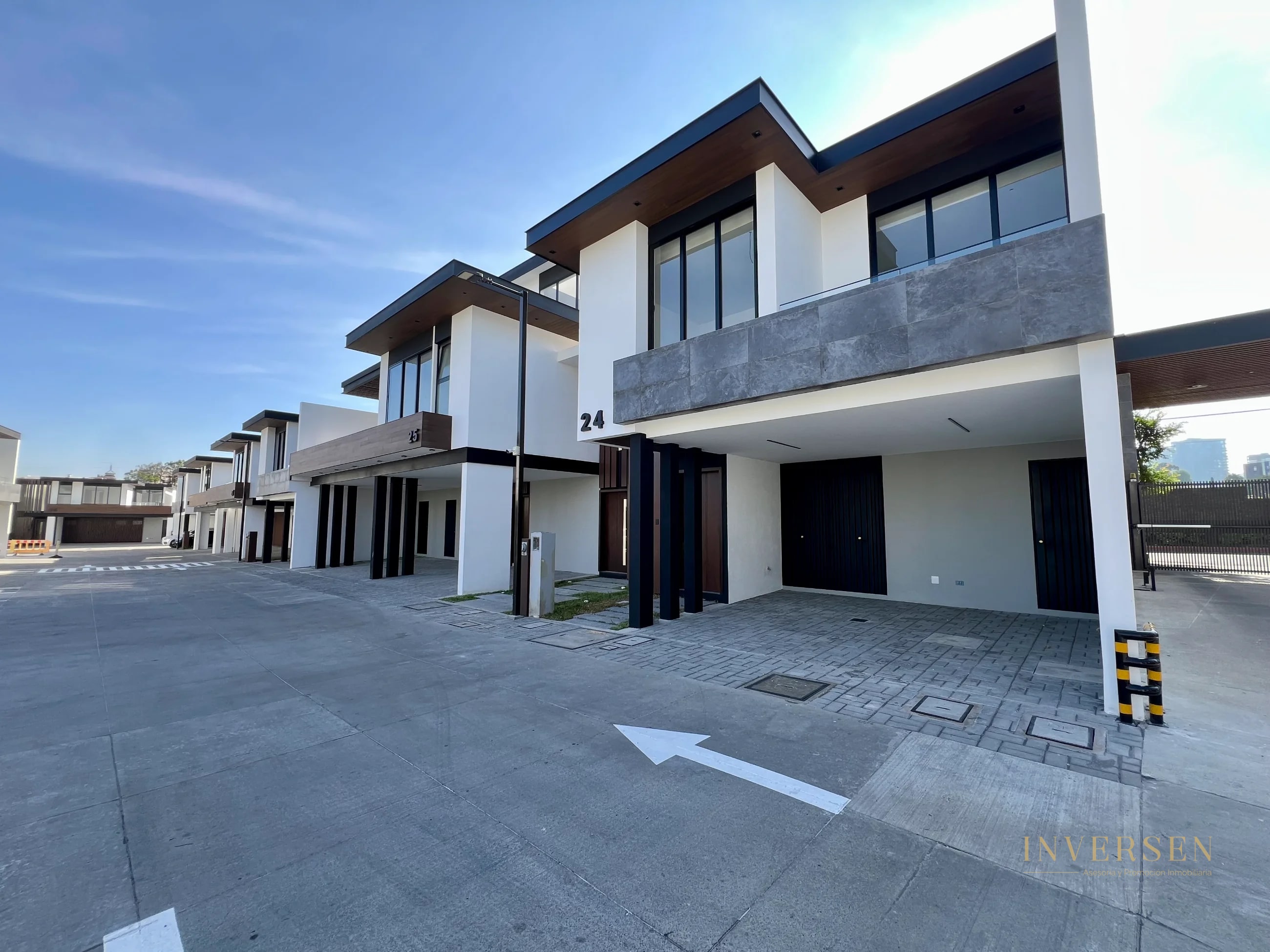 Casa en venta en zona 10 - Molie - 1
