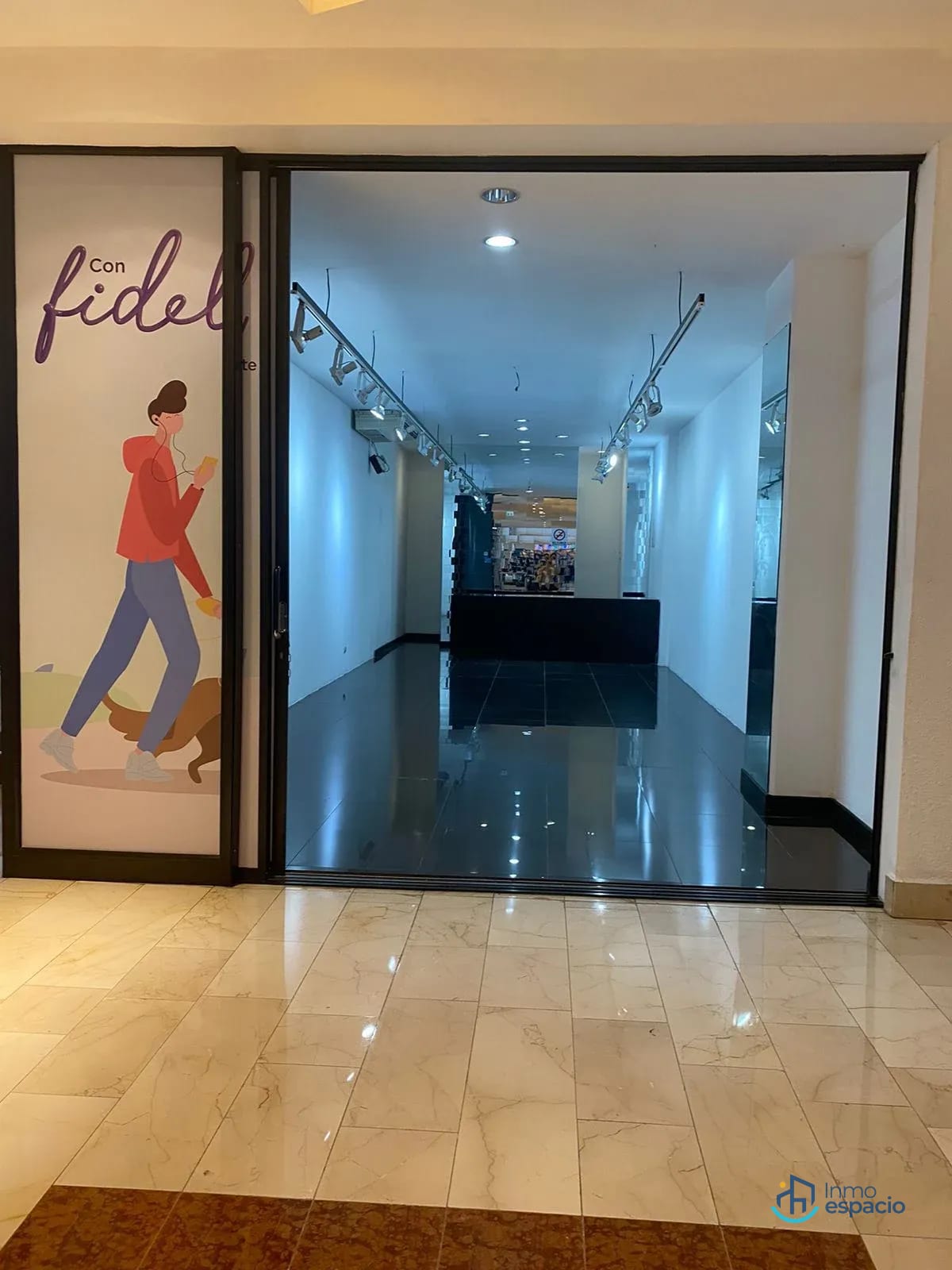 Local Comercial en Renta | Dentro de centro comercial | Excelente Ubicación — Local en Alquiler en Zona 10, Guatemala, Ciudad — foto 1 de 3