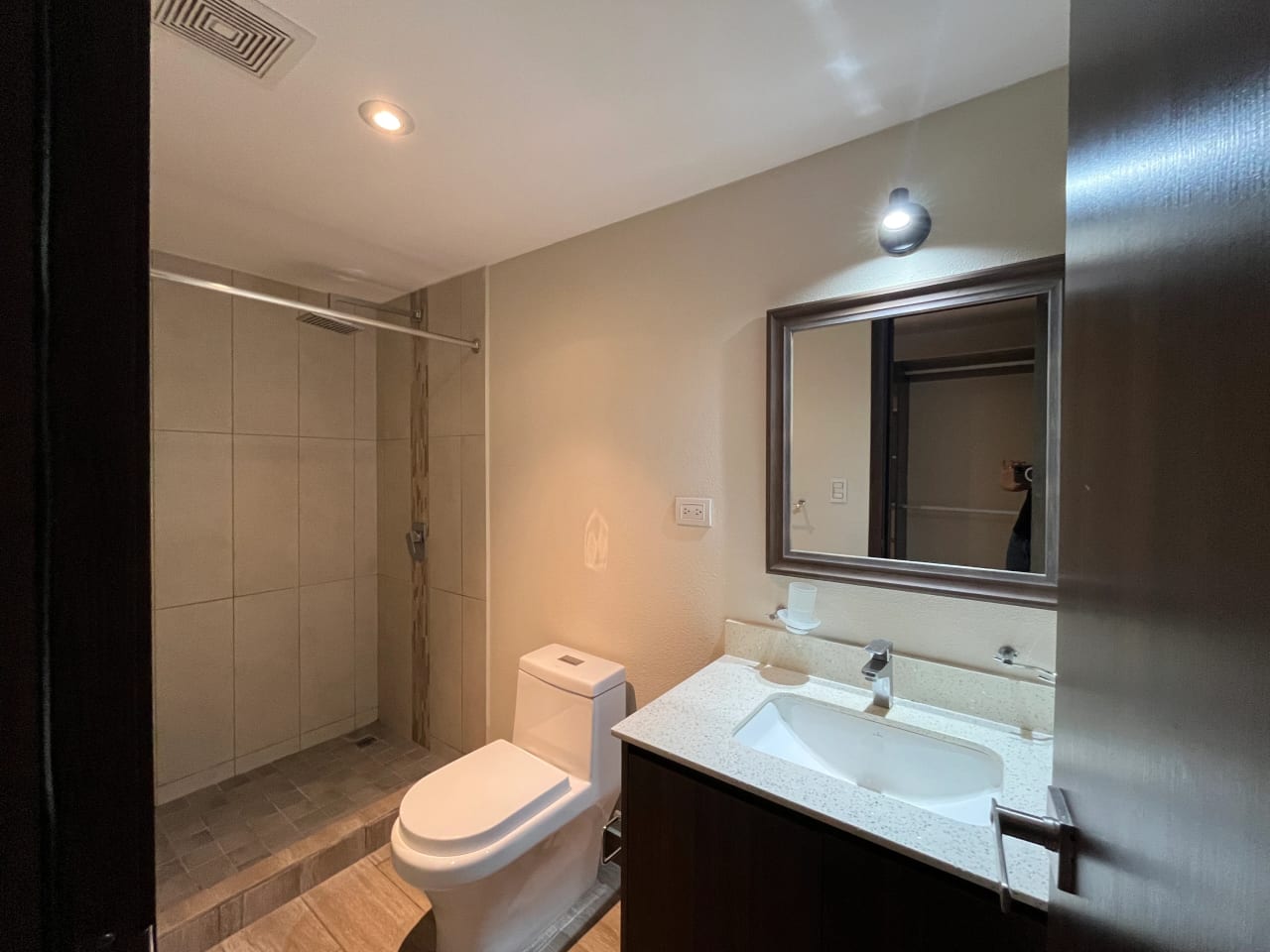 APARTAMENTO EN RENTA ZONA 16 — Apartamento en Alquiler en San Isidro 20/21, Zona 16, Guatemala, Ciudad — foto 6 de 10
