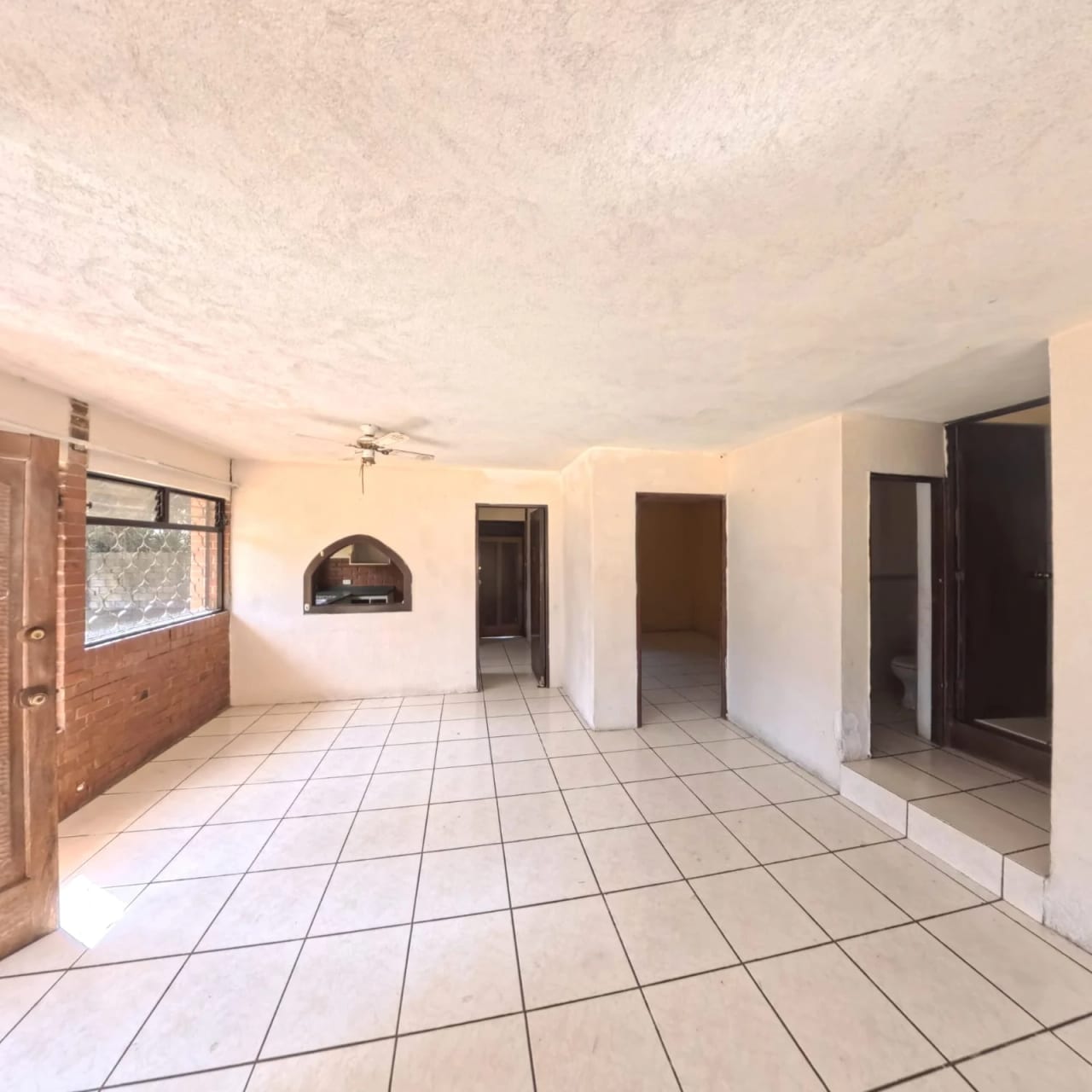 Casa de un Nivel con Amplio Terreno y Excelente Ubica — Casa en Venta en San Lucas Sacatepéquez, Sacatepéquez — foto 3 de 6