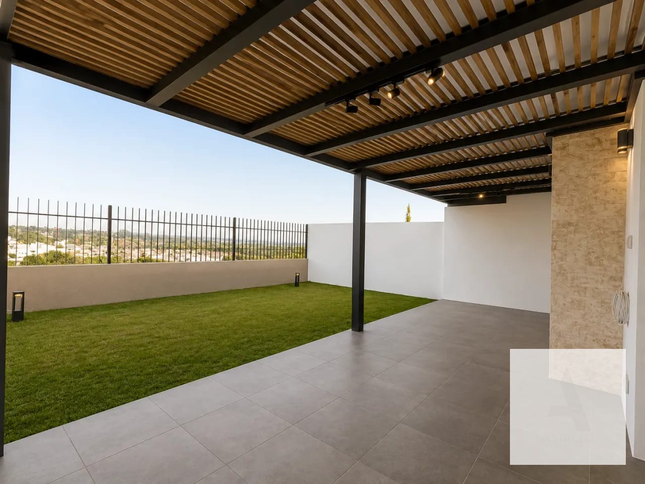 Casa moderna con jardín, pérgola y terraza en zona 16 — Casa en Alquiler en Lomas de San Isidro, Zona 16, Guatemala, Ciudad — foto 5 de 12