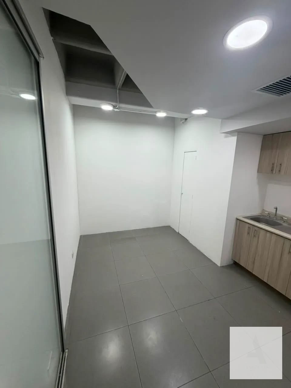 Oficina en Centro Gerencial Las Margaritas — Oficina en Alquiler en Zona 10, Guatemala, Ciudad — foto 2 de 10